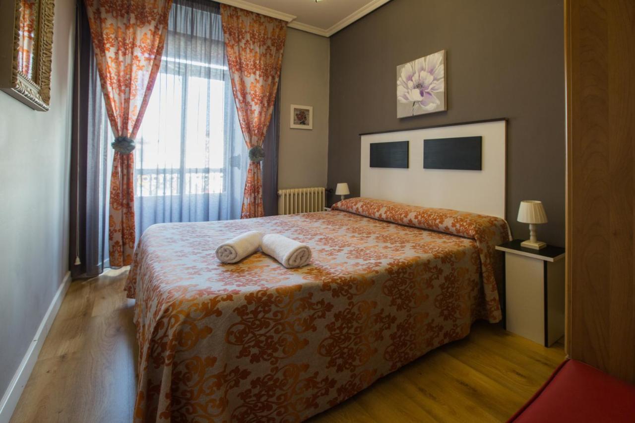 Apartamentos Turisticos Avila La Catedral מראה חיצוני תמונה